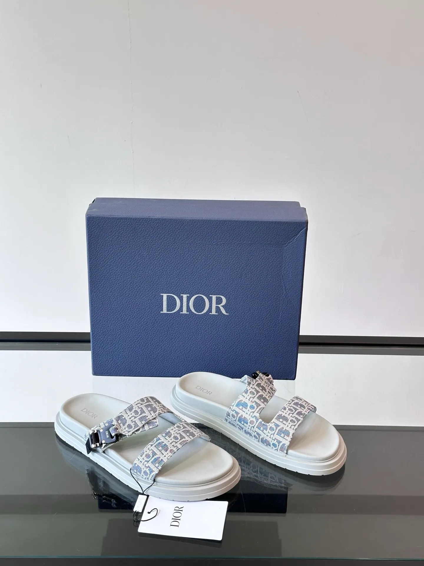 Factory price: 300💰Dior Aqua men's sandals and slippers. Showcasing Dior haute couture design. The Dior gray suede strap is accented with an aluminum Dior buckle for added style. Paired with a comfortable tonal notch sole, they pair easily with shorts or jeans for a sophisticated look. Main body: suede cow leather, technical fabric lining: cow leather, with adjustable straps, aluminum Dior buckle, Dior gray EVA insole, tonal notch rubber outsole splicing structure👌👌 size: 38-44 (45.46 customized)